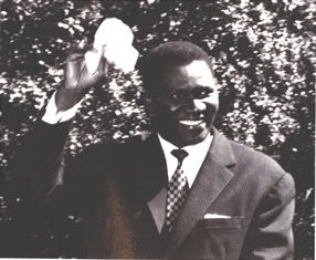 Ahmed Sékou Touré saluant la foule