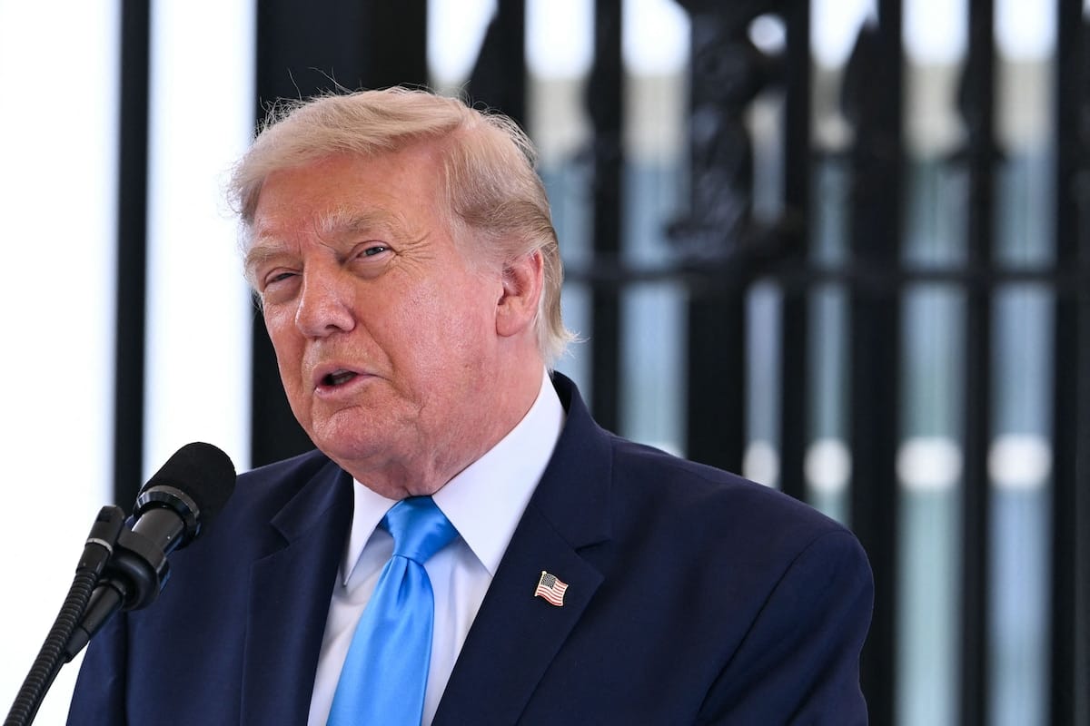 Donald Trump, président des États-Unis, s'exprimant devant un micro