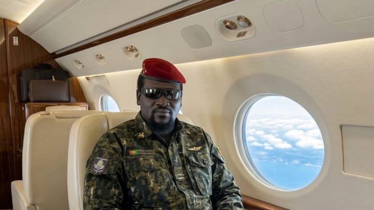 Le Président Mamadi Doumbouya assis à bord de l'avion présidentiel, en route vers la Grèce