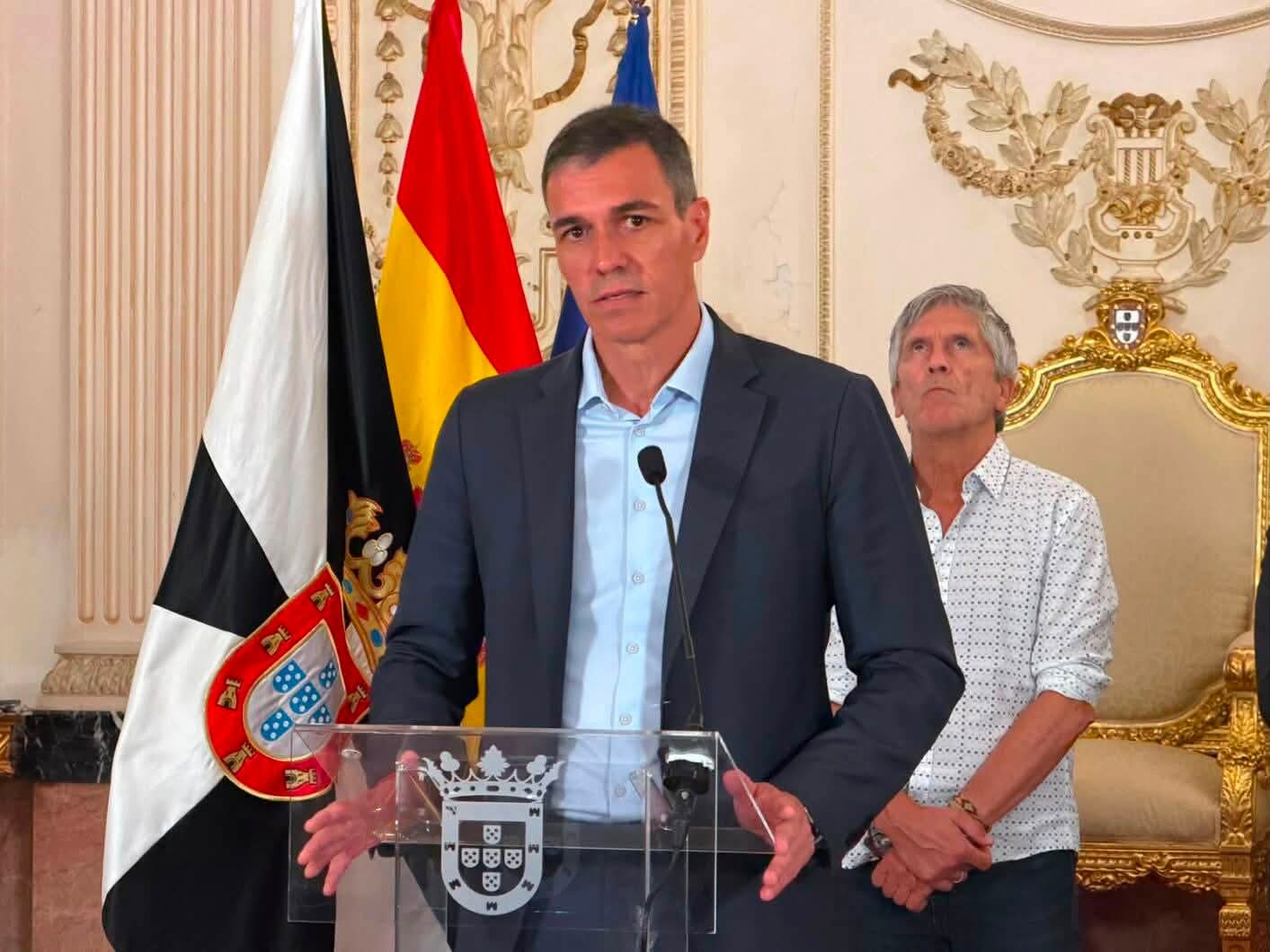 Le chef du gouvernement espagnol Pedro Sánchez s'exprimant à Ceuta devant les drapeaux de Ceuta et de l'Espagne