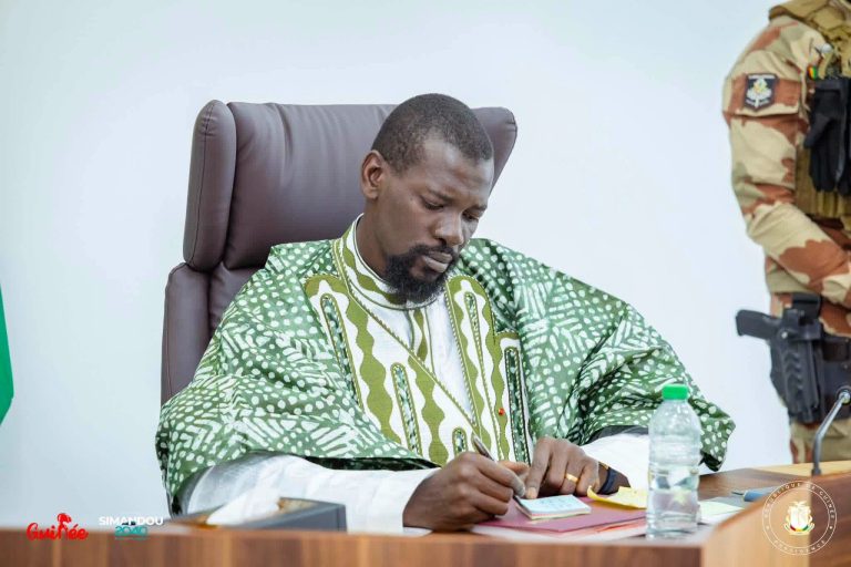 Le Président Mamadi Doumbouya signant des documents officiels à la Présidence